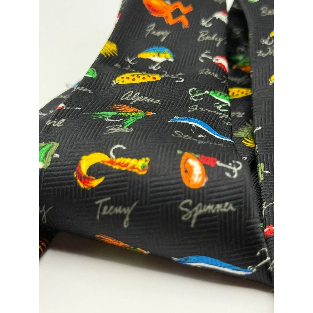 Addiction necktie features